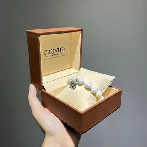 Debossed Logo Craft Ledermaterial Kissen Schmuckschatulle für Armband Armreifen Uhr Geschenkverpackung