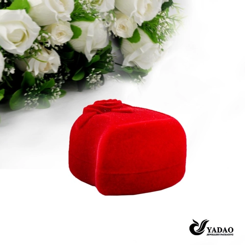 Vente chaude prix pas cher Rose rouge boîte de bague de revêtement de tas avec fente pour le magasin de bijoux