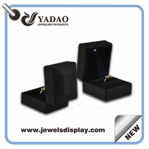 นำแสงพลาสติกกล่องเครื่องประดับหรูหรากับกล่องจี้แหวนยางเสร็จสิ้นการแสดงผลกล่องเครื่องประดับกล่องต่างหูกำไลข้อมือสร้อยข้อมือและกล่องกล่องแสดง