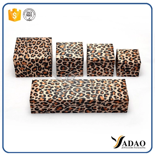 Nizza durevole equisite lusso buon prezzo designable pantherine erogeno anello / ciondolo / orecchino personalizzabile scatola di imballaggio display