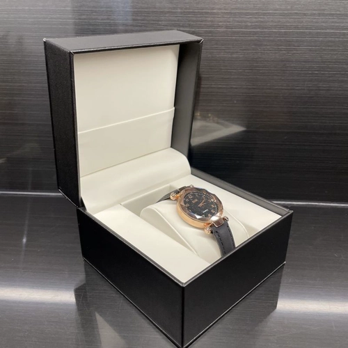 Čína PU kůže Watch Box Výrobce Šperky Balení Watch Box Plně kůže Dvoubarevná pole Přizpůsobení výrobce