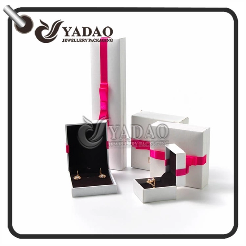 ชุดกล่องพลาสติกคลุม ด้วยปลายสูงด้านปูกระดาษตกแต่ง ด้วยสีสันกุทัณฑ์