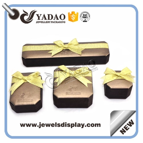 กำมะหยี่รอบหนังบนกล่องบรรจุภัณฑ์เครื่องประดับชั้นนำที่มีโลโก้นูน