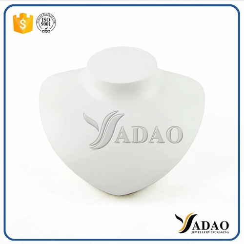 สีขาวหนัง PU เครื่องประดับสร้อยคอขาตั้งจอแสดงผลหน้าอกทำในประเทศจีน