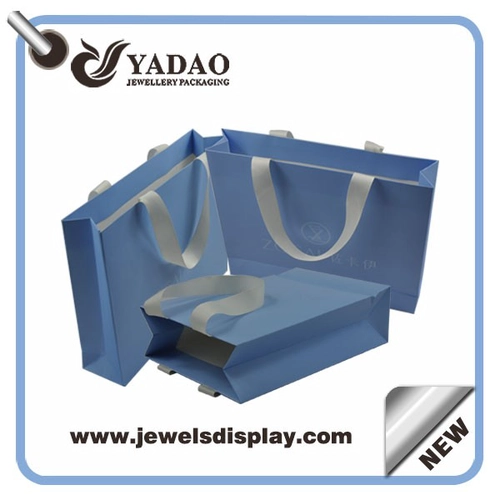 Gros logo personnalisé bleu sacs pour les bijoux et l'emballage cosmétique papier fort cadeau sac à main