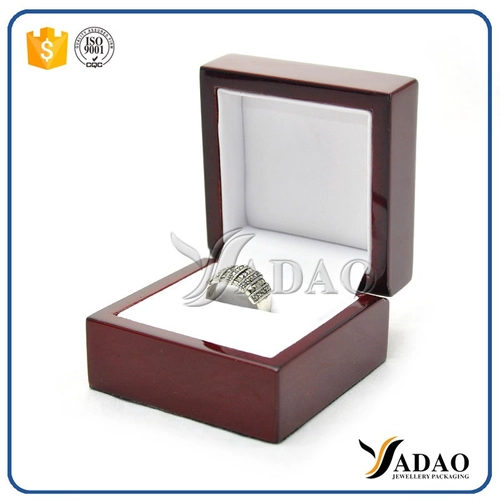 couleur cerise laque brillante boîte de bague en bois bijoux emballage blanc doux cuir PU fente insert pour boîte de rangement des anneaux