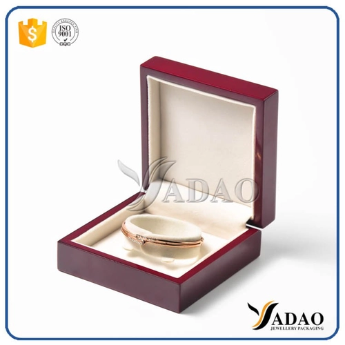 high-end delicate oem wholesale portabl pretty lacquer finish velvet inside can make logo printing wooden pendant box