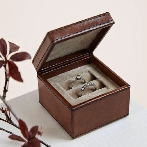 cucitura in pelle per la scatola di gioielli in pelle per la scatola di gioielli con anello di gioielli