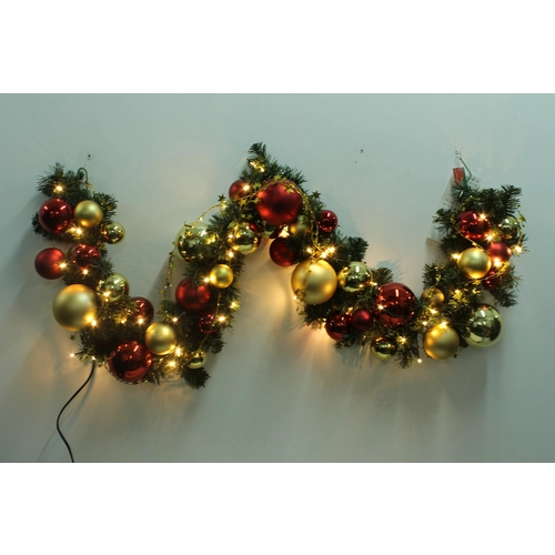 Decorate la ghirlanda di Natale con luci