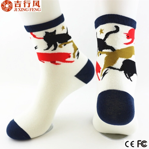 批发定制图案女士高筒白色袜子，棉制的