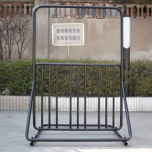China Innovatief fietsenrek voor 6 fietsen en 3 helmhaken voor buiten fabrikant