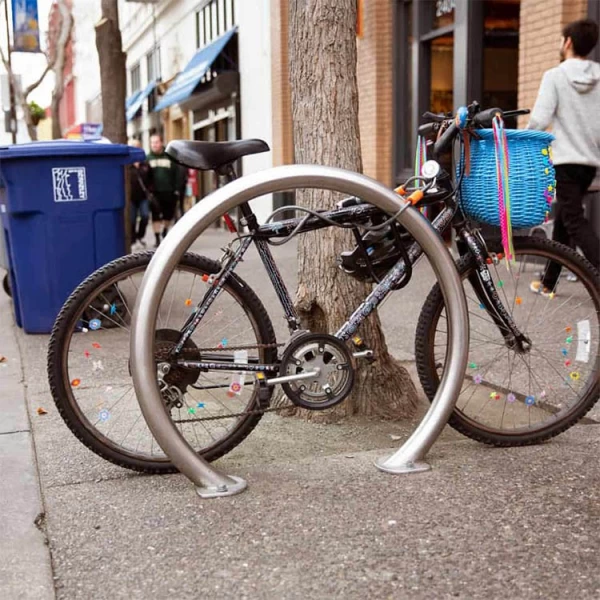 Chine Porte-vélos Cercle en acier inoxydable avec montage en surface fabricant