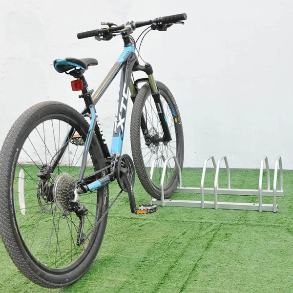 Chine Stationnement commercial extérieur de support de stations de vélo de Multipe d'acier au carbone de plancher fabricant