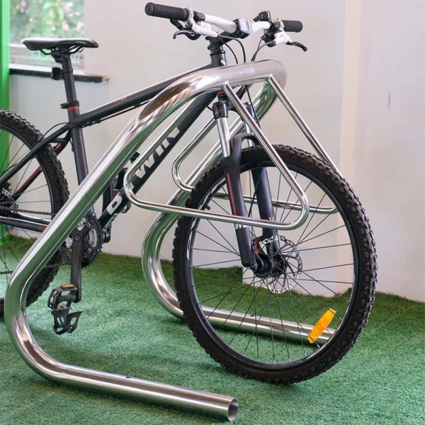 China Suporte para bicicletas vertical ao ar livre para estacionamento de bicicletas em aço inoxidável fabricante