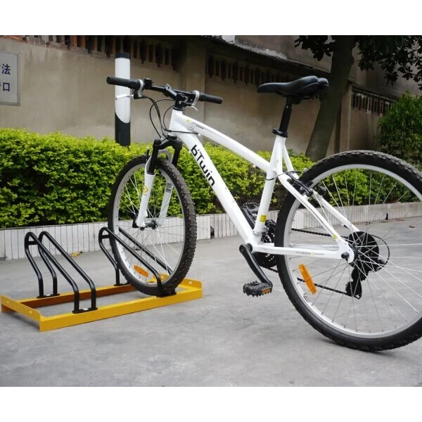 China Einfacher und unkomplizierter Fahrradständer für den Boden mit Platz für drei Fahrräder Hersteller