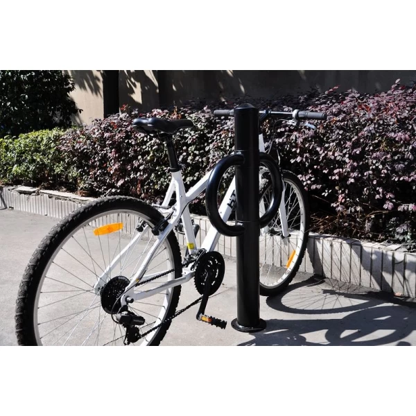 China Tipo de pulverização de zinco adicionar suporte de bicicleta revestido em pó preto 2 bicicletas poste de amarração para bicicleta fabricante