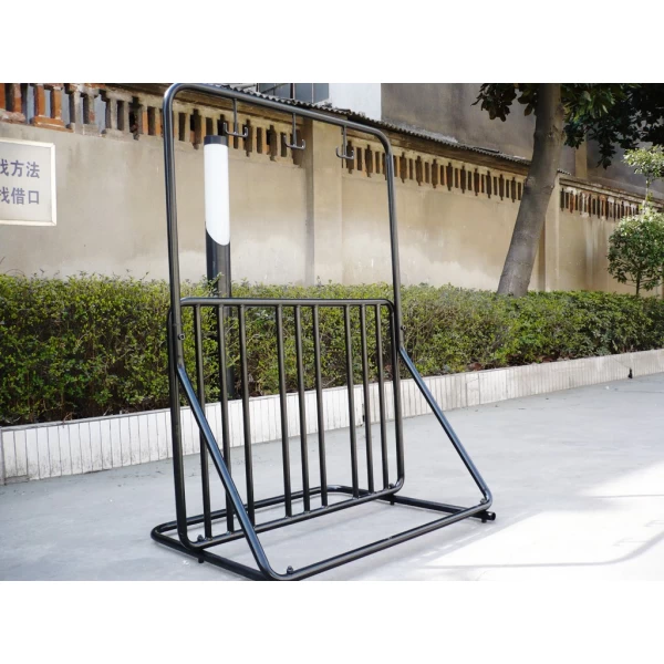 China Suporte de estacionamento de exibição de bicicleta de cerca de aço carbono por atacado com cabide de capacete, soluções de estacionamento especializadas na China, fornecedor de suportes de piso de bicicleta fabricante