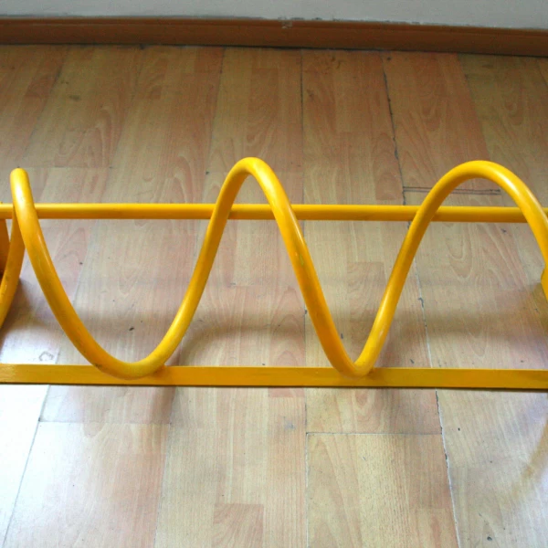 porcelana Soporte de suelo amarillo para bicicletas de capacidad múltiple de acero al carbono individual fabricante