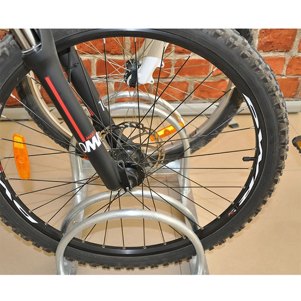 China Hoher, niedriger Fahrradständer zum Abstellen von 3 Fahrrädern Hersteller