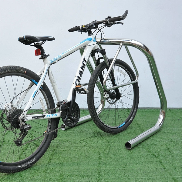 Chine Support à vélo vertical extérieur en acier inoxydable pour stationnement de vélos fabricant