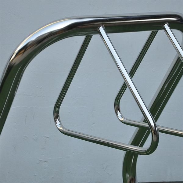 Chine Support à vélo vertical extérieur en acier inoxydable pour stationnement de vélos fabricant