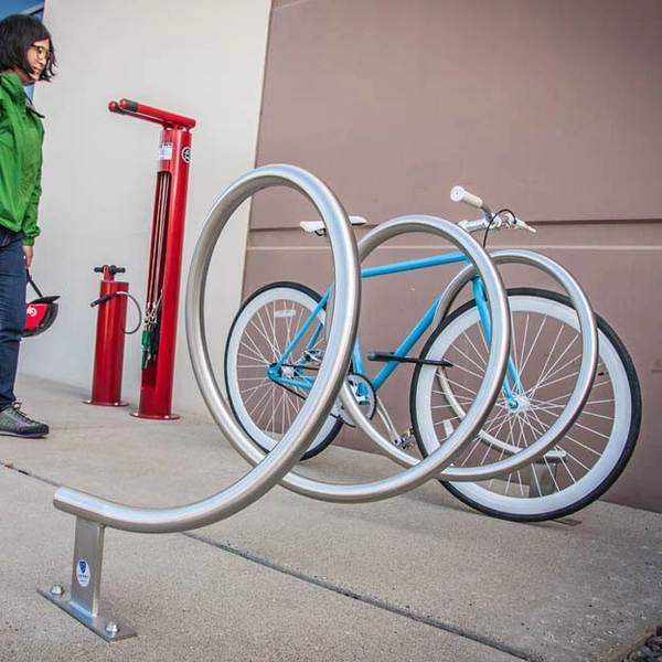 Chine 2021 Nouveau support à vélo en tube d'acier inoxydable de forme gyroïdale commerciale fabricant