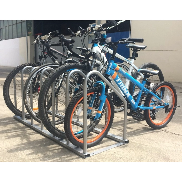 Chine Support de sol pour vélo Organisateur de rangement pour garage de stationnement Porte-vélos Argenté fabricant