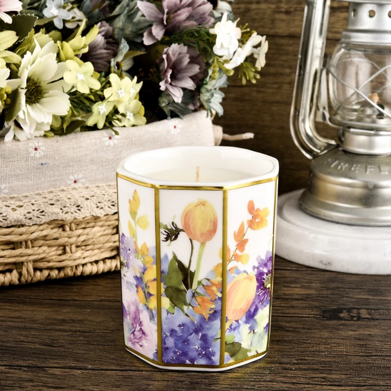 Decalcomania ottagonale dal design originale personalizzato di un portacandele in ceramica con tulipani