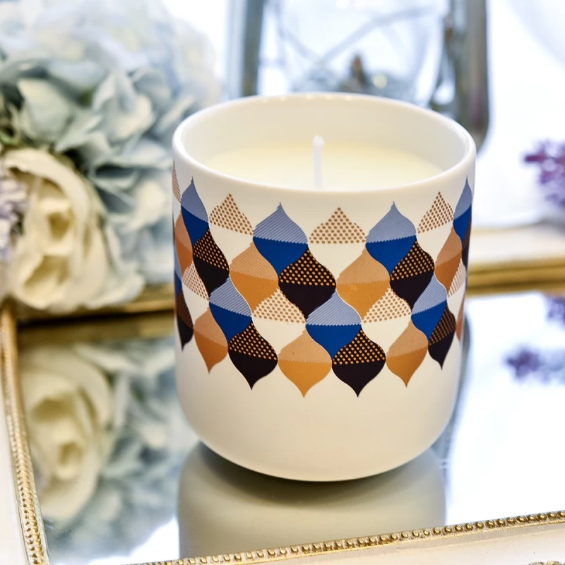 Moderner, individuell gestalteter 427-ml-Keramik-Kerzenhalter mit Gummifarbe und mehrfarbigem geometrischem Muster