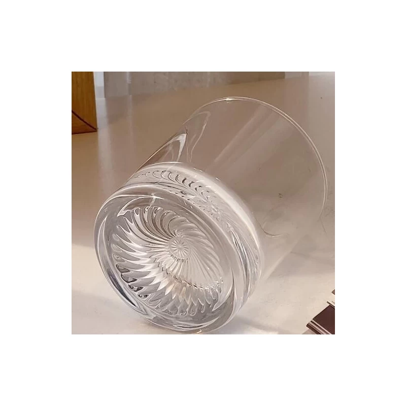Diseño de base único de recipientes para velas de vidrio transparente.