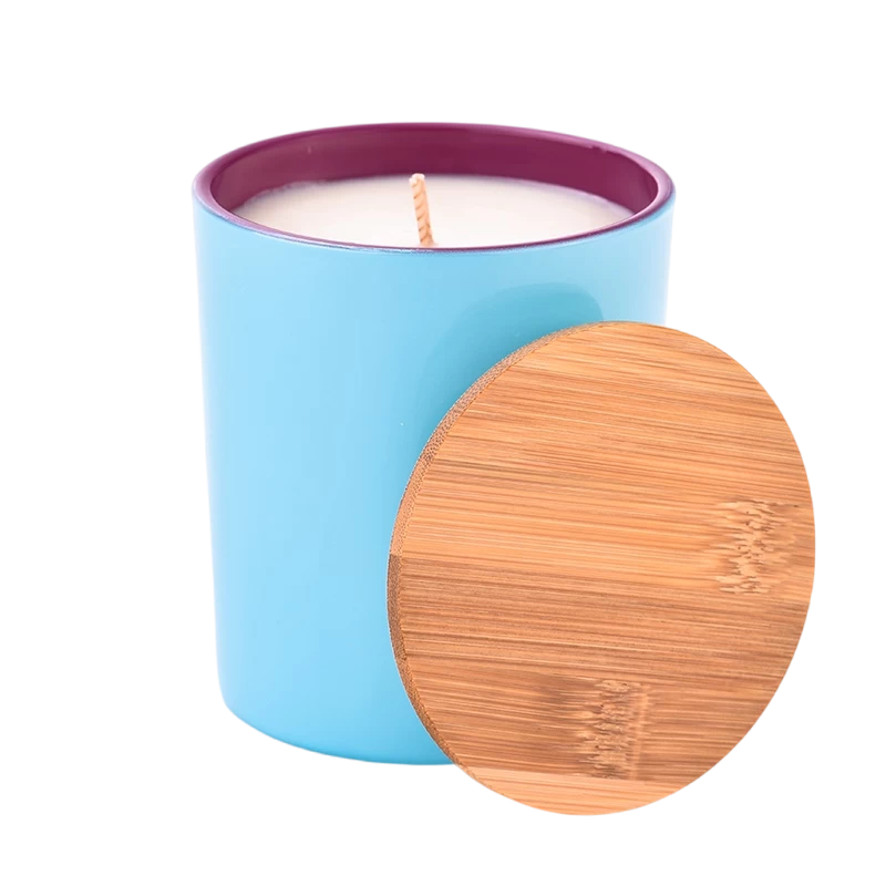 Maßgeschneiderter nordischer Kerzenhalter aus Glas mit großem, flachem Boden, innen lila, außen blau und mit Holzdeckeln