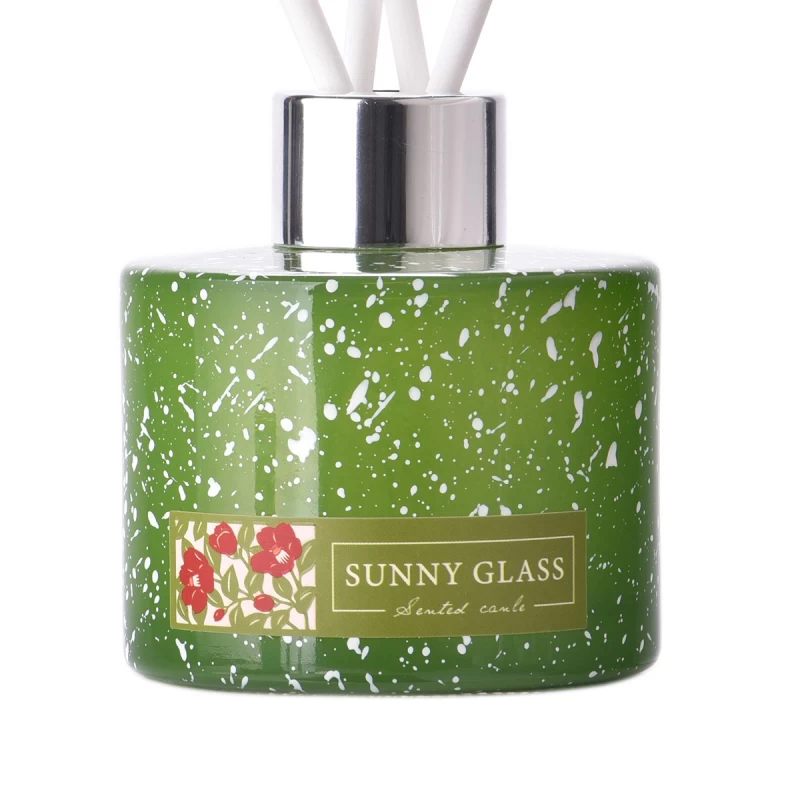 Wholesale customized green christmas glass diffuser bottles for home gift
