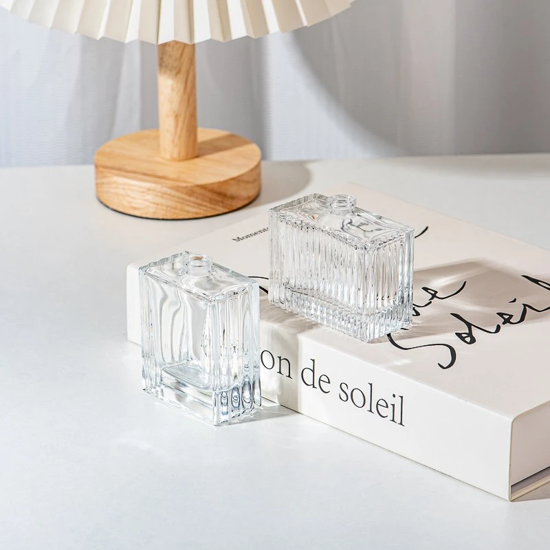 Rektangulær parfumeflaske i glas med stribemønster