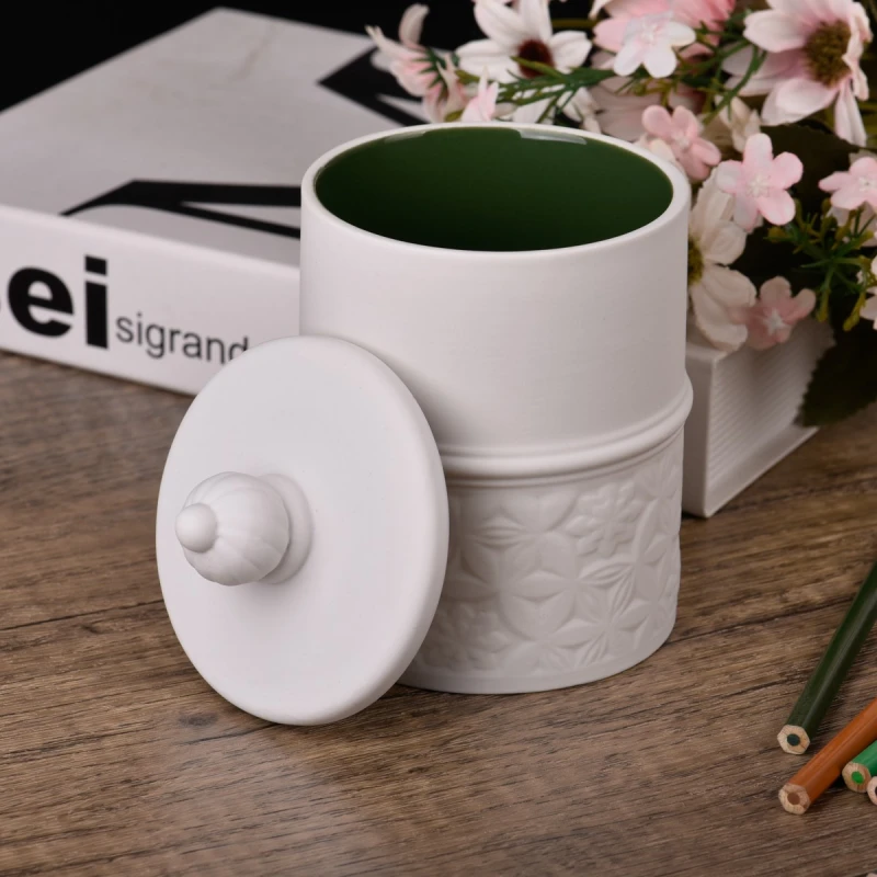 حامل شموع من السيراميك باللون الأبيض والأخضر الداكن مع غطاء مخصص