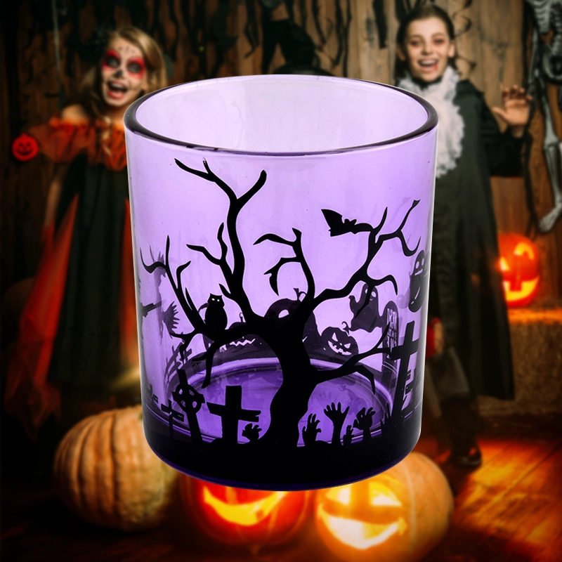 I produttori dirigono barattoli di candele di vetro vuoti decorati con graffiti viola di Halloween personalizzati