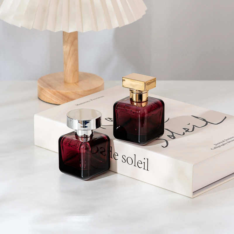 Bottiglie di profumo quadrate in vetro