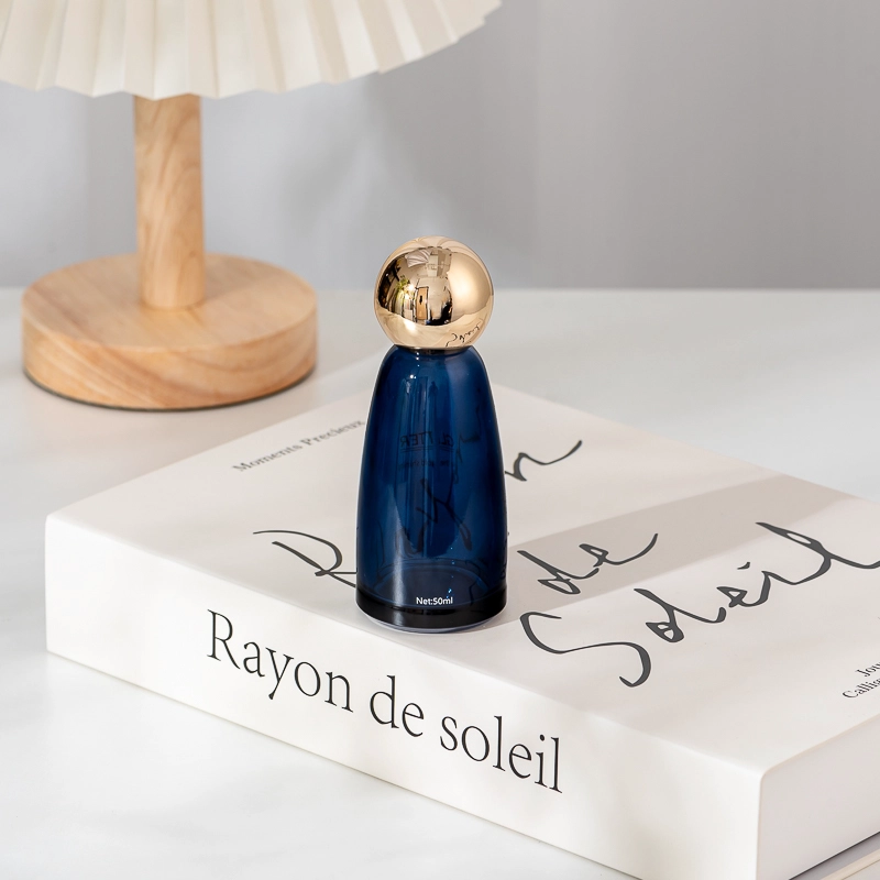 Bottiglia di profumo di lusso color oro perlato blu intenso da 50 ml