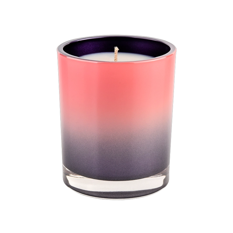Lussuoso barattolo di candela in vetro rosa sfumato viola all'interno di decorazioni per la casa color spray