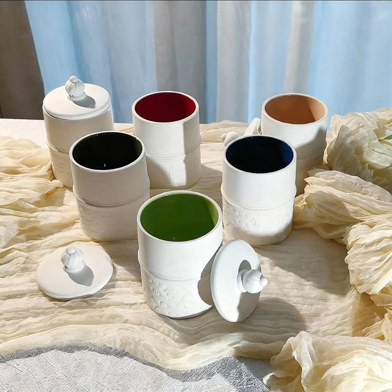 Portacandele in ceramica con motivo inciso sul coperchio