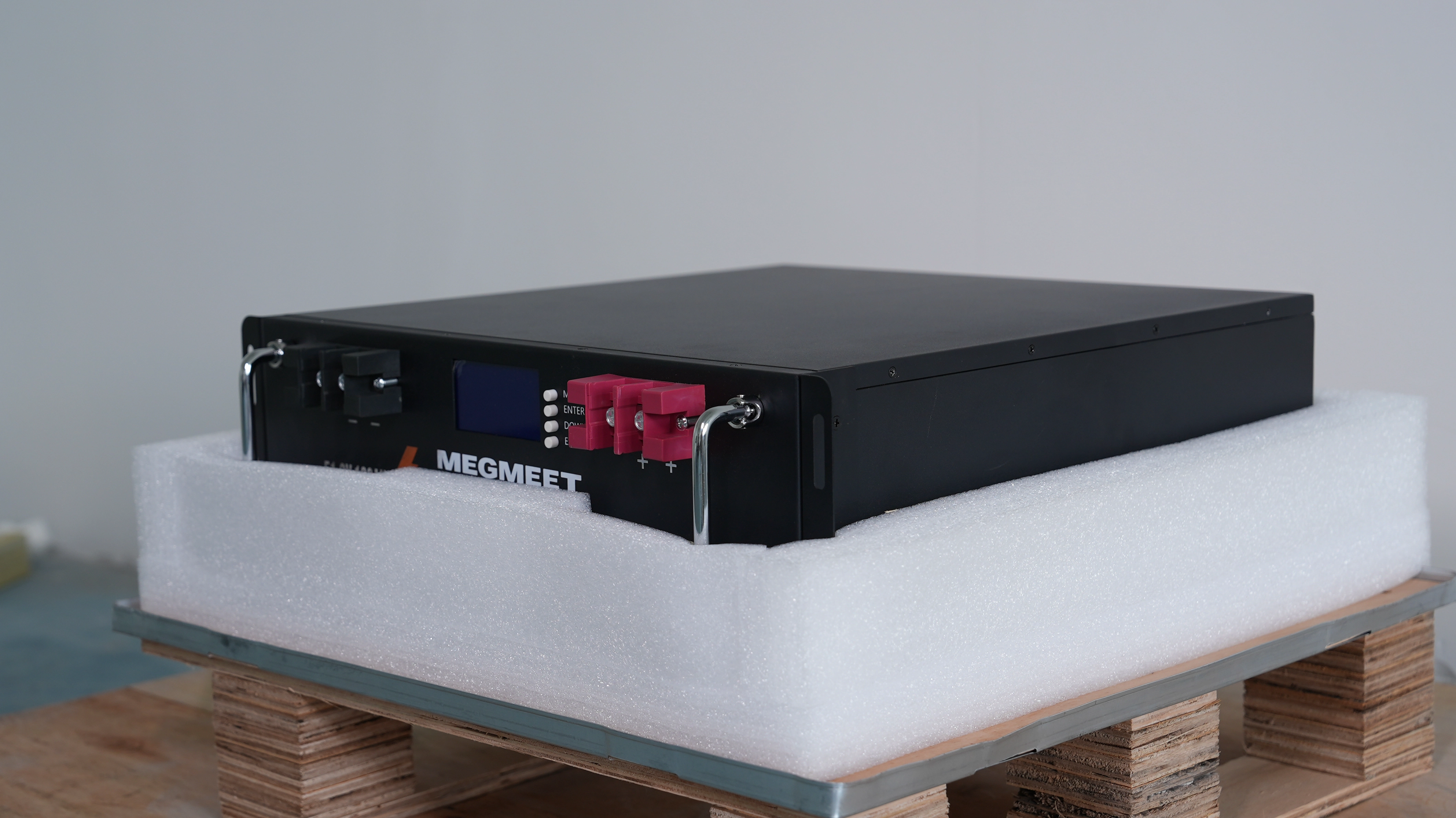 Ocus on explaining the details of installing solar lithium batteries in small off-grid photovoltaic systems