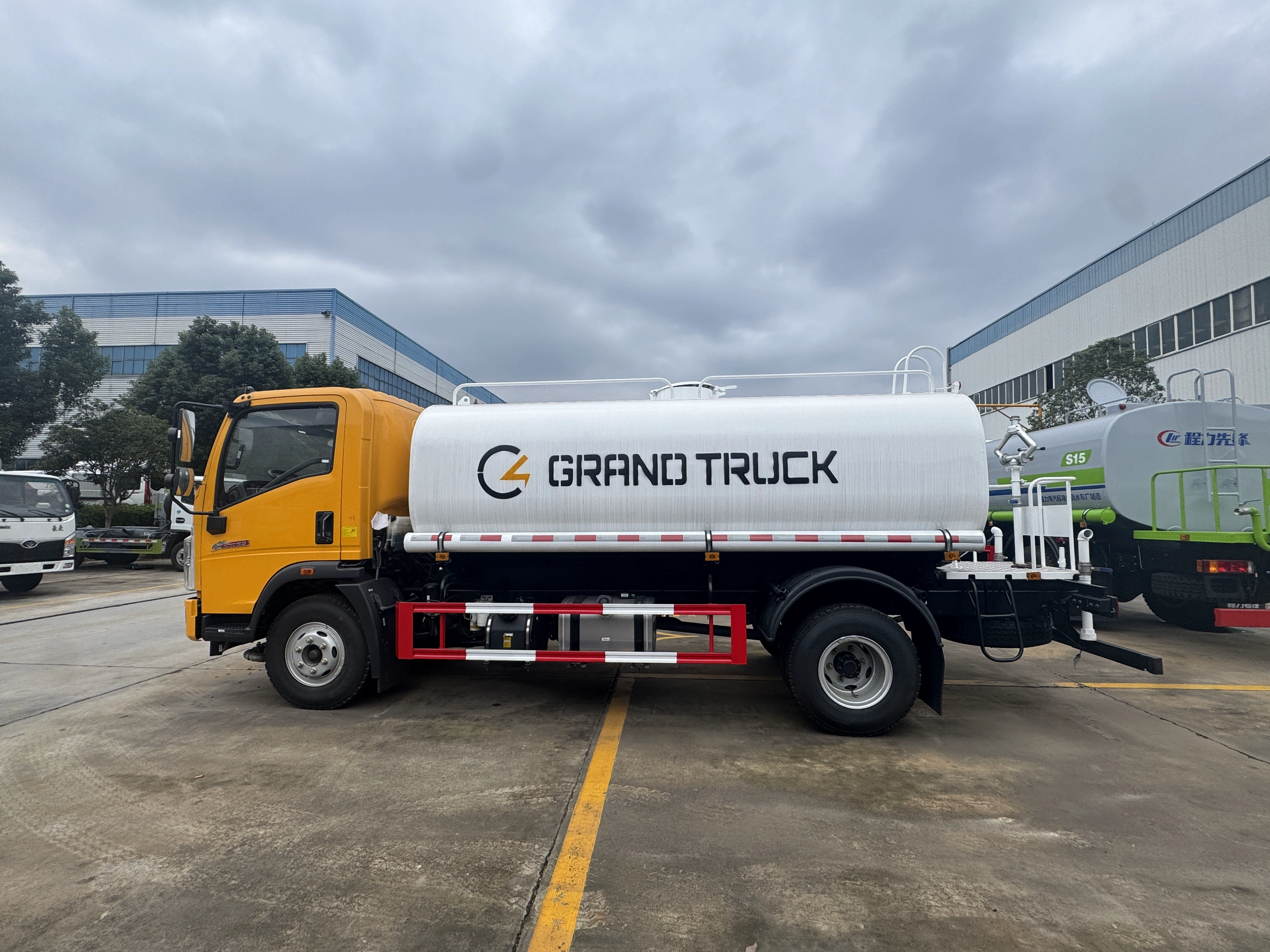La base de producción de camiones cisterna de agua más grande de Hubei: la producción anual supera las 10.000 unidades, estableciendo un nuevo punto de referencia para la industria