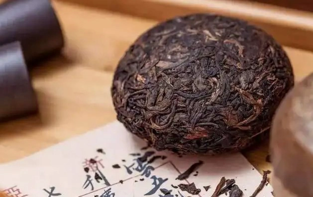 Puer Çay ve Siyah Çay Arasında İçmek İçin Farklı Tat ve Ruh Hali