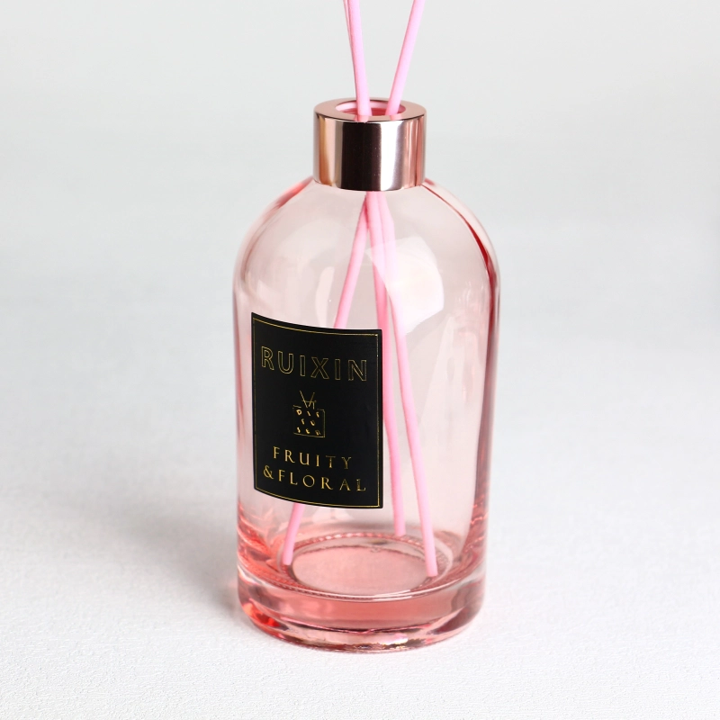 Etiketli, Kapaklı ve Vida Boyunlu Yuvarlak Pembe Difüzör Şişeleri