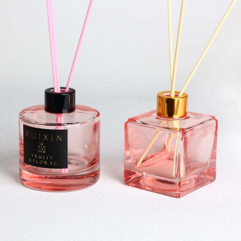 Quadratische rosa Glasdiffusorflaschen mit Etiketten und Kappen
