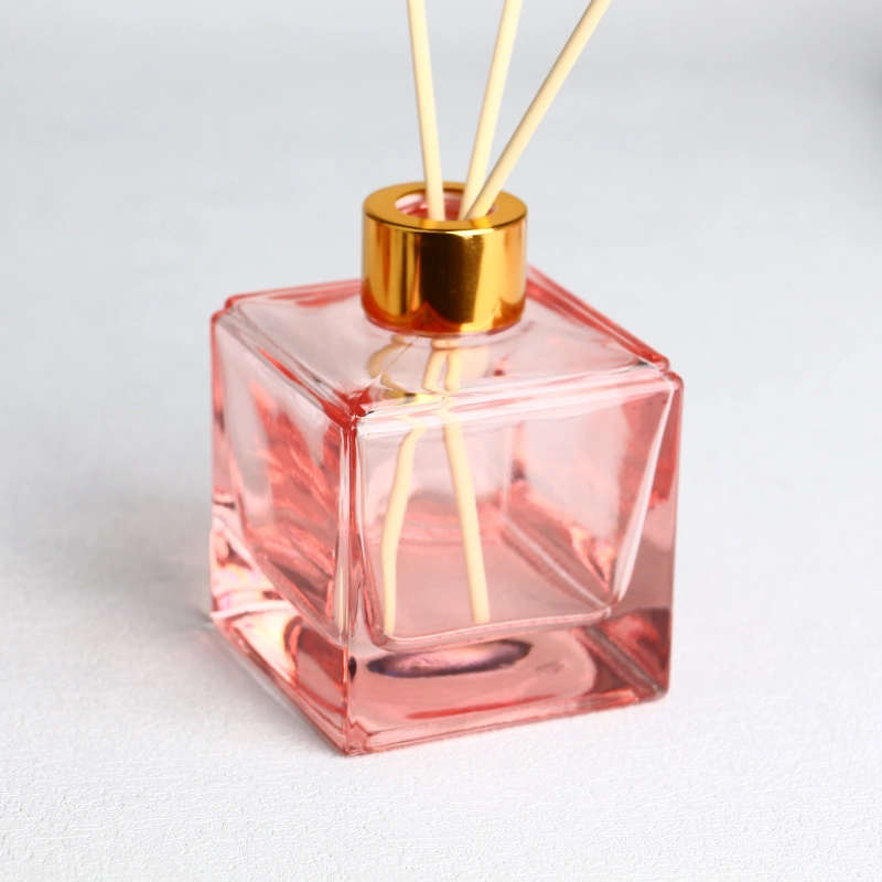 Quadratische rosa Glasdiffusorflaschen mit Etiketten und Kappen