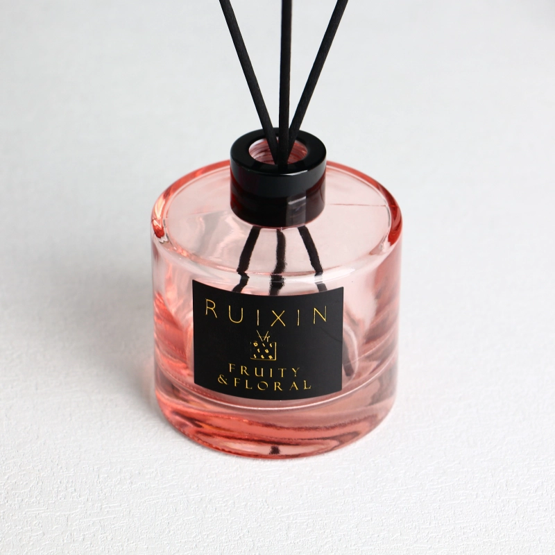 Quadratische rosa Glasdiffusorflaschen mit Etiketten und Kappen
