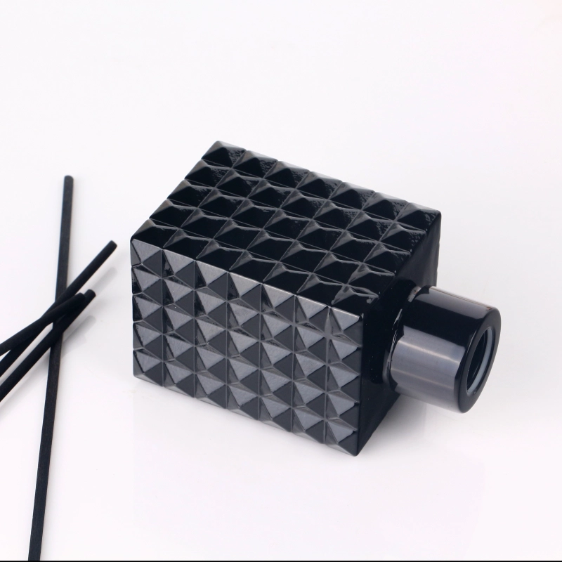 カスタム 100 ミリリットル 3.5 オンス ジオ カット正方形不透明光沢のある黒ガラス アロマ リード ディフューザー ボトル蓋付き