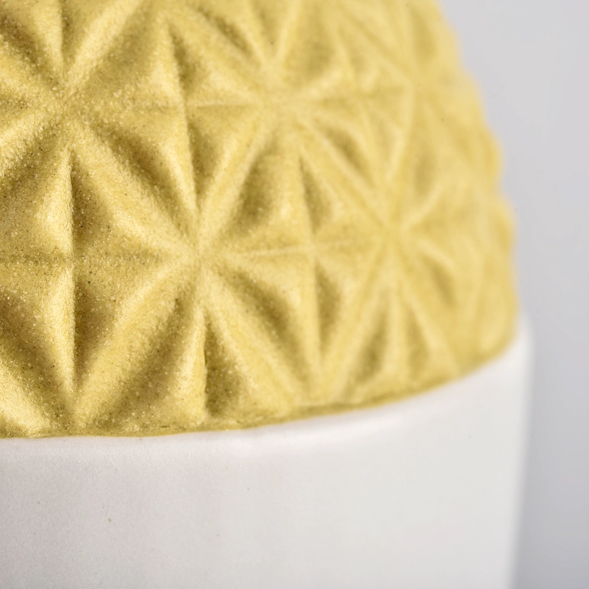 Luxe emboss patroon keramische kaars potten met deksels voor groothandel-x-SGMK21102723TOP DIA: 79 MMBUTOM DIA: 75mmHoogte: 92mmGewicht: 285 gCapaciteit: 271mlMOQ: 3000PCS-x-Luxe emboss patroon keramische kaars potten met deksels voor groothandelBUTO