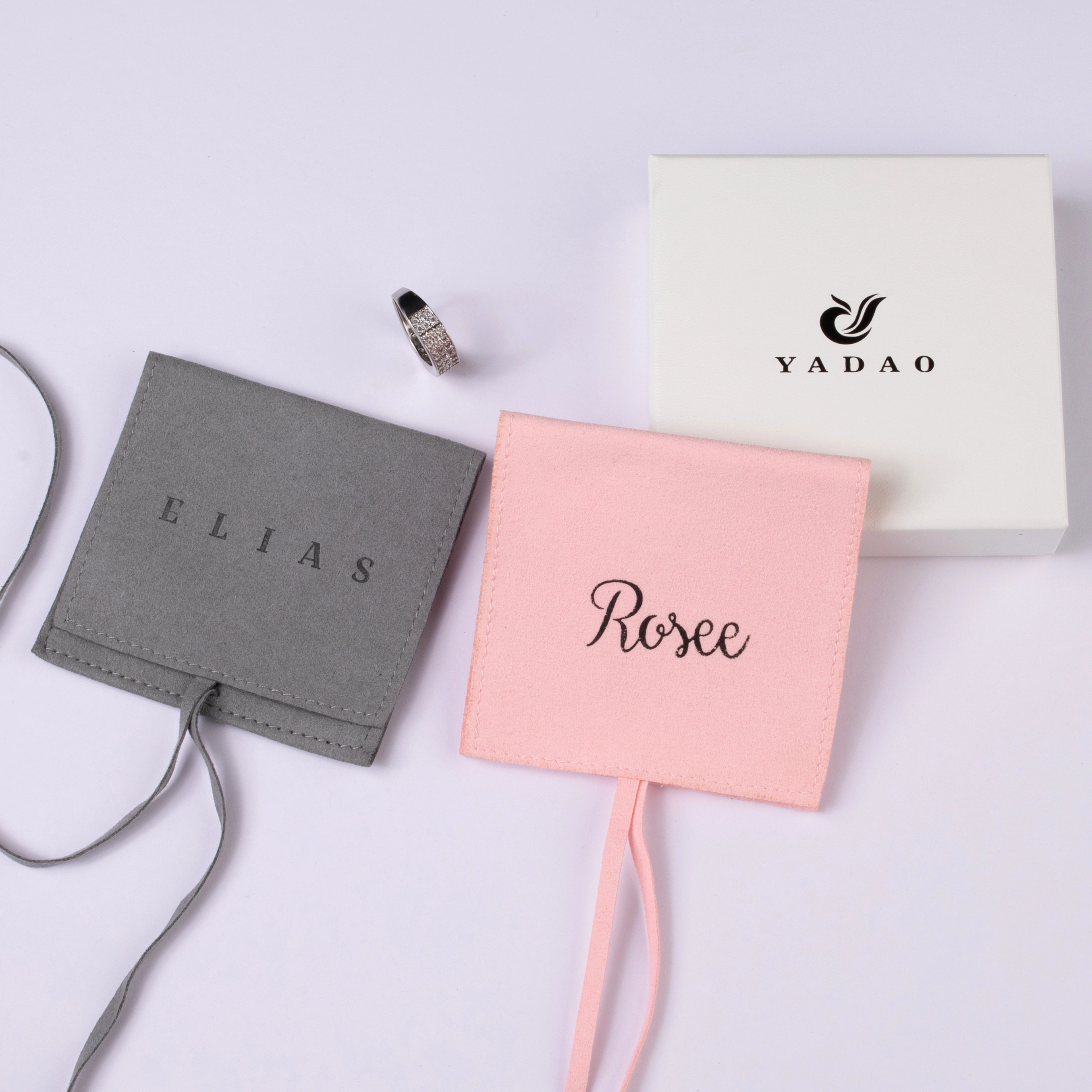 China Neues stilfreies Logo benutzerdefiniertes Design Soft-Touch-Weihnachtsgeschenk Schmuckverpackungsbeutel Hersteller