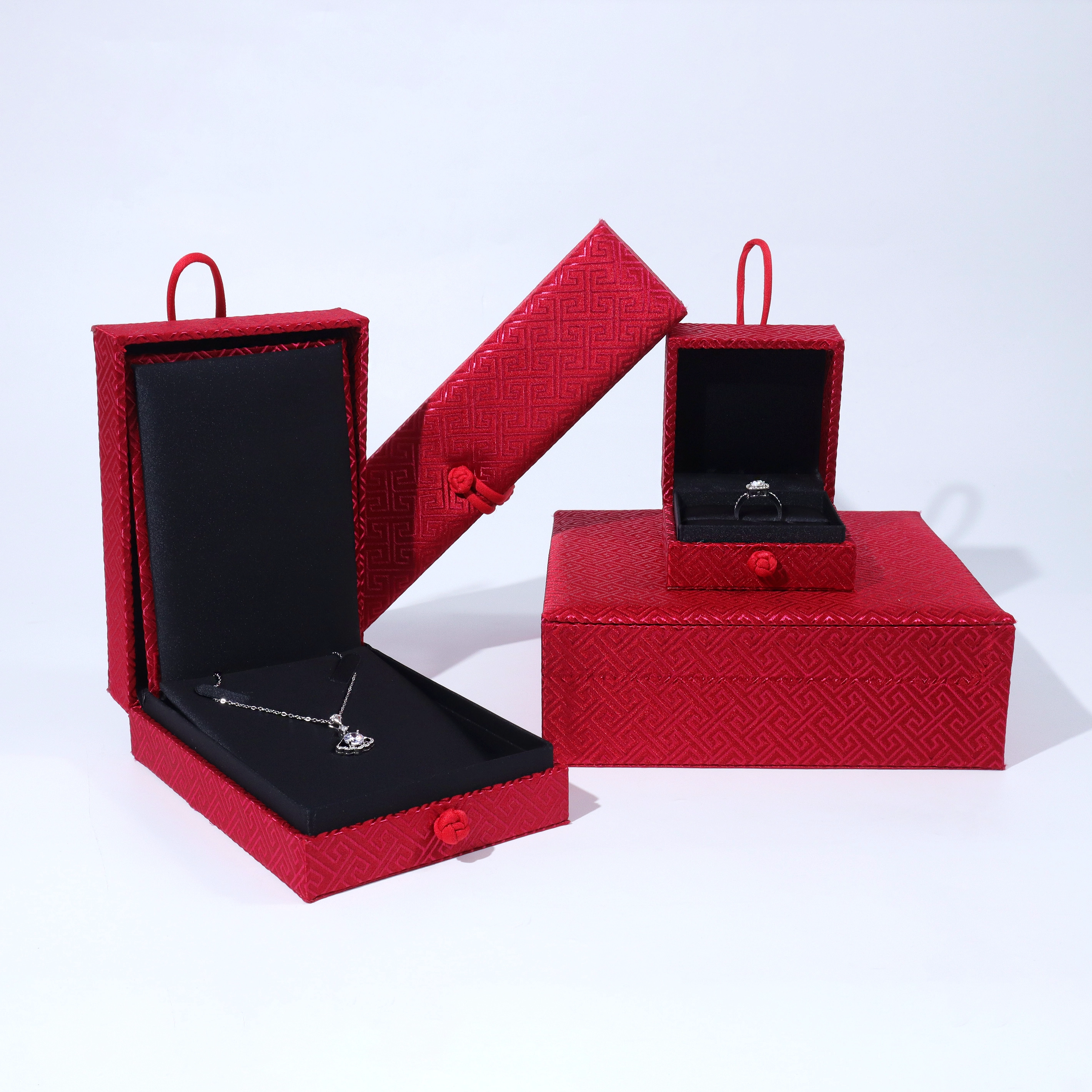 Klassisches Flip-Schmuckkästchen aus rotem Stoff in individueller Farbe. Glückliche festliche Zeremonie, goldenes Diamant-Schmuckkästchen-Set